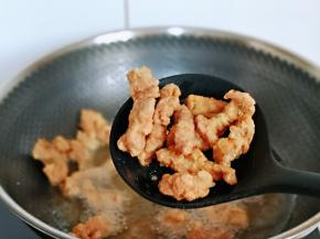 中小火炸至金黄捞出淋油。