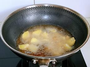 把切好的土豆倒入锅中，小火炸熟捞出。