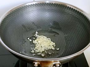 另起锅中加入油，再加入蒜末葱白碎炒香。