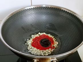 加入蚝油与番茄酱。