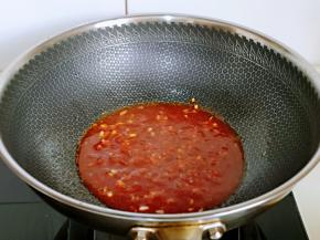 加入白砂糖小火快速翻炒，倒入水淀粉勾芡，小火煮至浓稠。