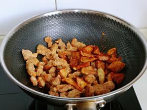 倒入炸过的土豆与荔枝肉，小火翻炒使其入味。