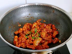 最后滴几滴白醋，撒上葱花关火出锅。