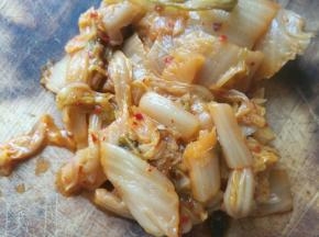 辣白菜，其实这个辣白菜味道一般，超市买的。。。
