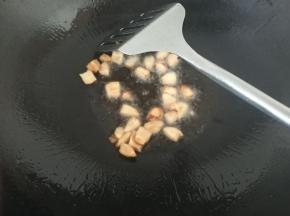 热锅凉油，放入香菇丁炒熟