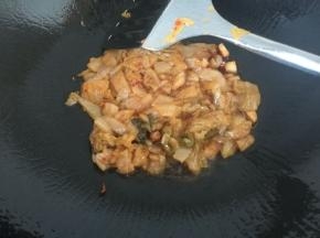 倒入辣白菜丁，翻炒几下
