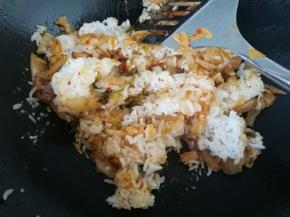 倒入蒸熟的米饭翻炒