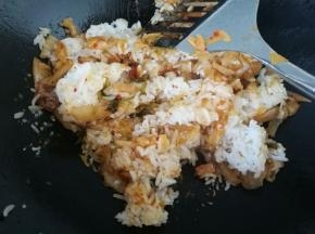 倒入蒸熟的米饭翻炒