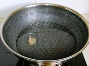 锅中加入冰糖，纯净水。