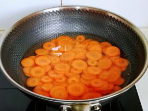 胡萝卜冷水入锅，大火烧开。