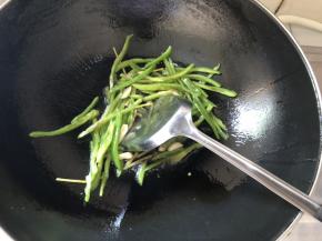 锅中倒入食用油，大火烧至6层熟，倒入青椒，蒜生姜和花椒，翻炒一分钟左右