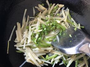 炒熟的时候放入香葱翻炒均匀，出锅