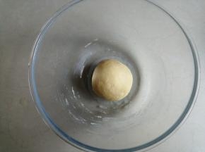 再把酵母水倒入，拌成絮状，然后用手揉成光滑柔软的面团，盖上保鲜膜，在室温下发酵两倍大，发酵时间要根据面团状态而定，室温高的话，发酵时间就快，我这个面团发酵了50分钟