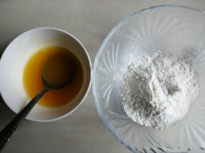 接着做另一个面团，把23克蛋液、油和糖都放入碗里拌匀