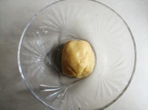 把拌匀的蛋糖油倒入另一份75克面粉里，揉成面团即可，盖上保鲜膜松弛备用