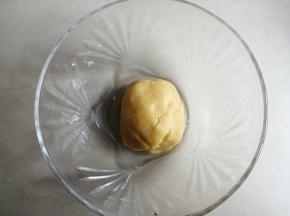 把拌匀的蛋糖油倒入另一份75克面粉里，揉成面团即可，盖上保鲜膜松弛备用