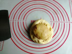 把第1和第2个面团揉在一起