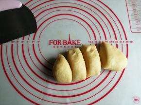 要充分揉匀，可以切开几份，再揉在一起，这样会揉得更均匀