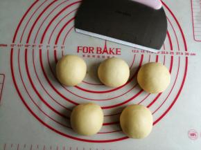 把面团分成5等份小面团，揉圆