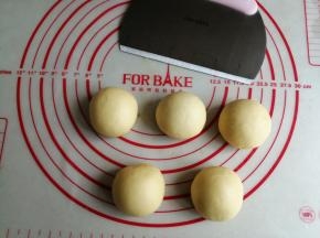 把面团分成5等份小面团，揉圆