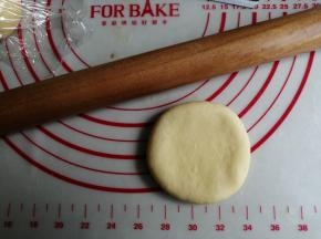 再压扁，用擀面棍擀成圆饼状，放入烤箱内醒发30分钟