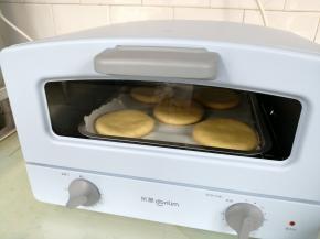 表面刷一层薄薄的油，放入已经预热到180度的东菱小烤箱，烘烤18分钟左右（实际烘烤温度要根据自家烤箱脾气而定）。烘烤中途需要翻两次面，这样受热更均匀