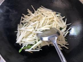 倒入沥干水分的土豆丝，继续翻炒