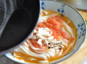 将油烧热，淋在蒜粒上。