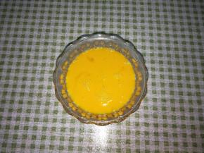 使用常温鸡蛋，冷藏的鸡蛋提前1小时回温