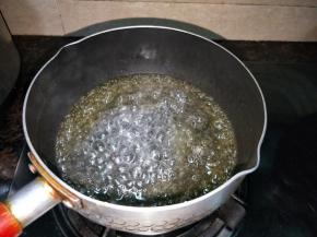 将配方中的油，盐，水中小火煮开，油水不融合，会飞溅，要小心