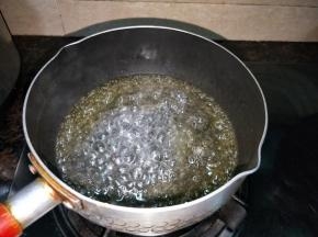 将配方中的油，盐，水中小火煮开，油水不融合，会飞溅，要小心