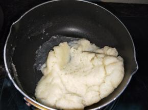 倒入提前过筛好的面粉，快速翻炒烫熟，压拌没有颗粒，转小火炒制锅底有一层薄薄的膜