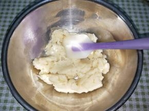 准备一个干净的大盘，把面团摊开，放凉至约50℃(手摸着还是有点热，只要不把鸡蛋液烫熟了)