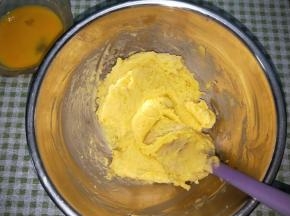 分次4-5次加入鸡蛋液，拌匀吸收了再加下一次
