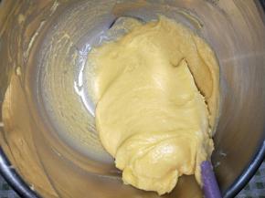 我比较喜欢用刮刀沿着盘壁压拌，翻拌，最后加入几滴香草精，没有可以不加