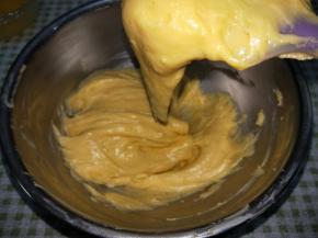 鸡蛋液看着情况放，不一定全部放完的我用了四个半，用刮刀挑起面糊能挂在刮刀呈3角型，如果面糊像飘带一样飘下，那就是稀了，烤出来中间发粘。