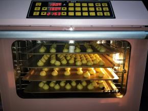 200℃预热烤箱，根据大小参考190℃烤30分钟