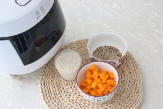 准备食材，南瓜去皮切小块。