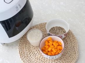 准备食材，南瓜去皮切小块。