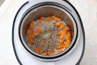 将大米、南瓜、藜麦淘洗干净后放入电饭煲中。