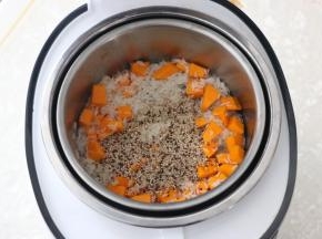 将大米、南瓜、藜麦淘洗干净后放入电饭煲中。