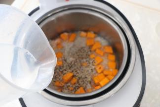 加入适量水，水不要超过米1cm.