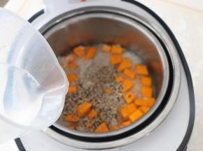 加入适量水，水不要超过米1cm.