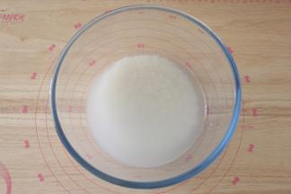 准备150g大米。
用清水淘洗干净。