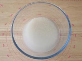准备150g大米。
用清水淘洗干净。