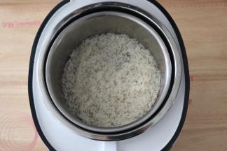 将大米放入电饭煲中。