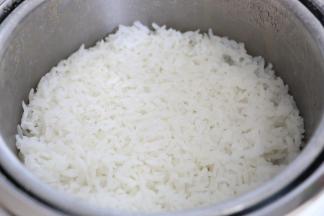 米饭蒸好后盛出备用。