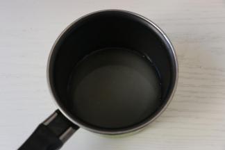 制作寿司醋。白醋中加入白糖、盐，小火加热至白糖和盐融化即可。