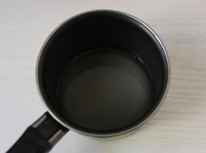 制作寿司醋。白醋中加入白糖、盐，小火加热至白糖和盐融化即可。