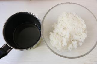 米饭中加入两勺寿司醋搅拌均匀。
